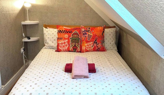 Loft - Sleeps 2 - Parking - Close to Station