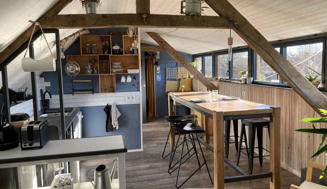 Loft south for 2 to 7 people, kitchenette. Access to the hostel's common areas.