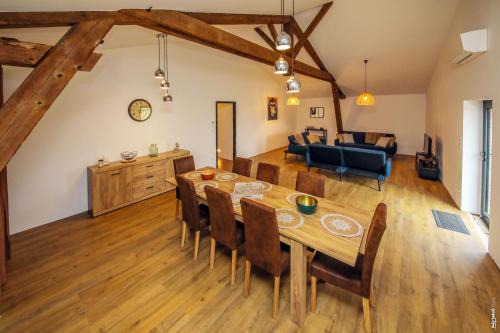 LOFT SPACIEUX - PISCINE - 220m2 - CALME