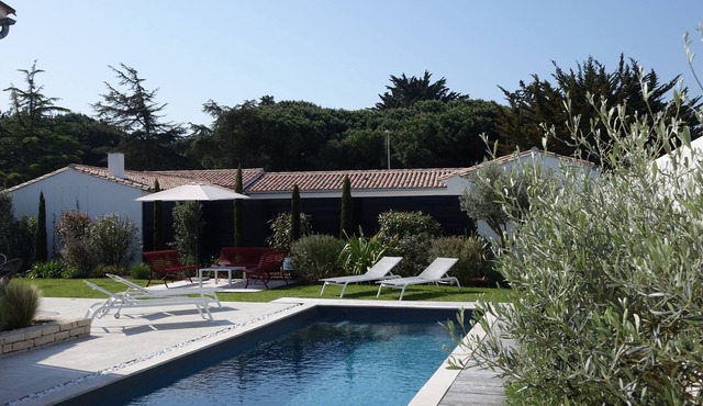 Loft-style villa with heated pool, fully renovated by architect