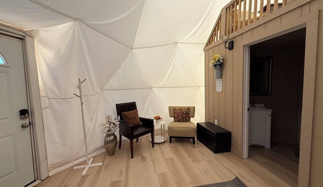 Loft style Geo-Dome in fabulous Austin with AC, Heat, Private Jacuzzi, & parking