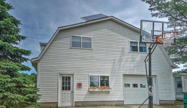 Loft Unplugged with Outdoor Space in Amish Country!