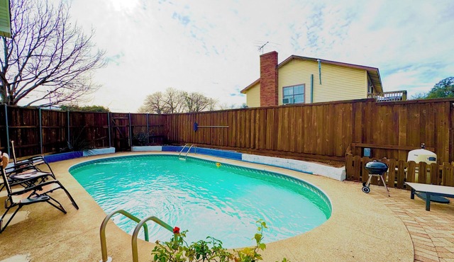 Loft w/Big Pool, Huge Backyard, Fire Pit, PingPong, Pool Table,