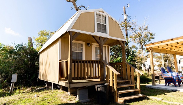 Lofted Cabin w/ 2 beds! Large walk-in shower & ktichen - Short walk to the river