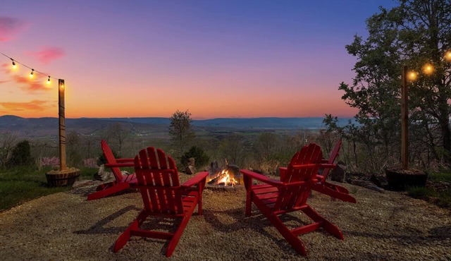 Lofted chalet w/hot tub & sweeping views