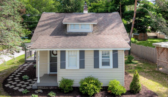 Lofted Cottage w/Lake Views & Pets Welcome
