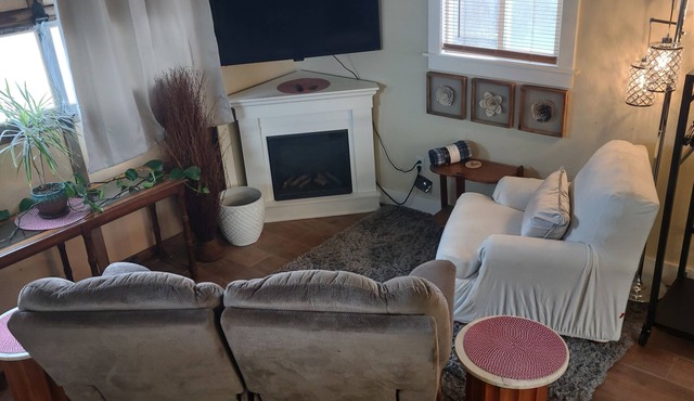 Lofted Urban Farmhouse Cottage Near Downtown Nampa, NNU, and Idaho Center Arena