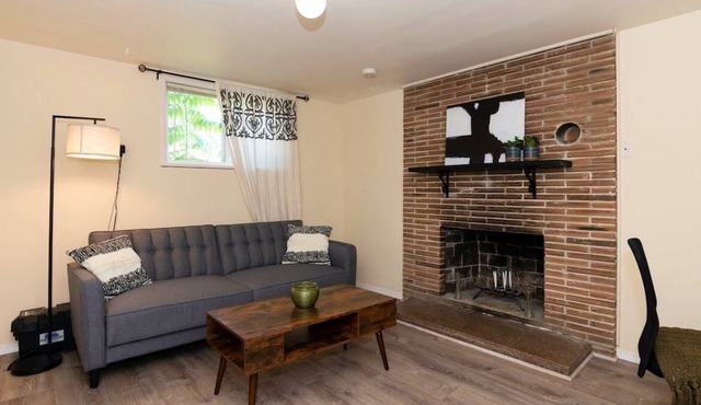 Loftium | Simple, Well-Kept & Convenient Greenwood Apartment