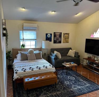 Lofty Dreams B&B, studio near Disney & Universal