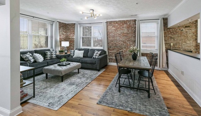 Lofty Expectations - Gorgeous Studio Loft Downtown