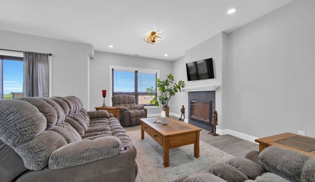 Lofty Riverview Retreat - Great views & downtown!