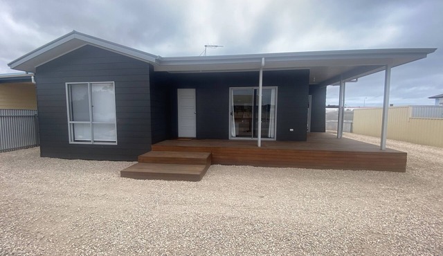 Lofty's Shack - Modern 3 bedroom, Free WiFi!, Off peak special!