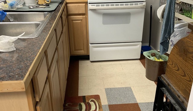 Log building -town center -large rooms -electric charging station-sleeps 6-7