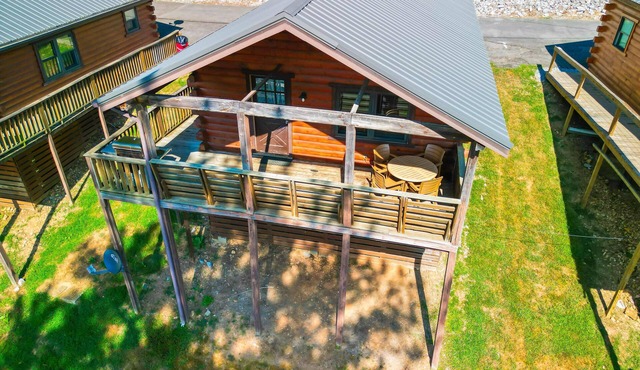 Log Cabin 2 - Log cabins sleep 7 - (1Q, 1F/1T, 2T) | full kitchen, living/dining, 1 bath.