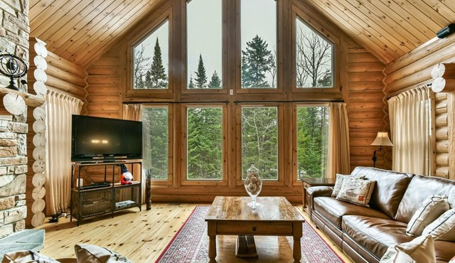 Log cabin 4 bdrms, spa, indoor& outdoor pool, lake beach, Fiddlerlake resort