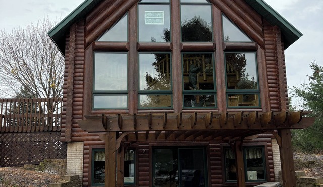 Log Cabin 4-bedroom on water with dock, sand beach with AC, WiFi in Webster