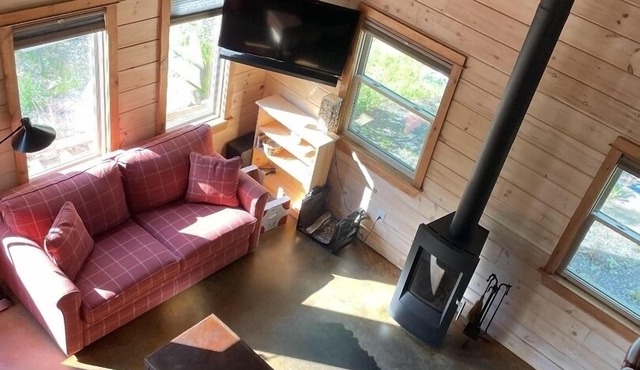 Log Cabin across from ski Wentworth, with outdoor fire pit and BBQ