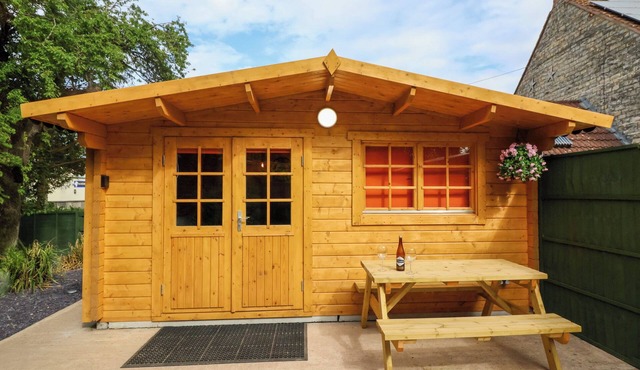 LOG CABIN - AMBER GLOW, pet friendly, with a garden in Glastonbury