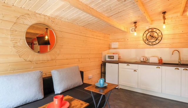 Log Cabin - Amber Glow