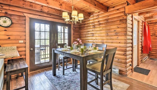 Log Cabin and Suites Romantic Escape Close to Ski Trails