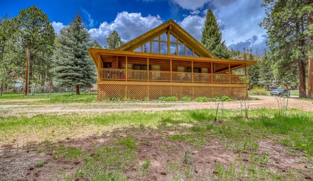 Log cabin at Vallectio lake with wrap around porch!