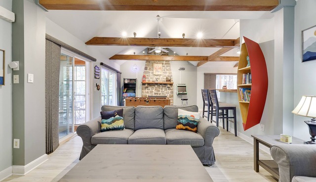 Log Cabin Beauty w Hot tub, Arcade Games with modern amenities throughout