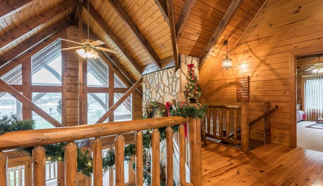 Log Cabin convenient to Windrock ATV Park, and Norris Lake. Sleeps 12