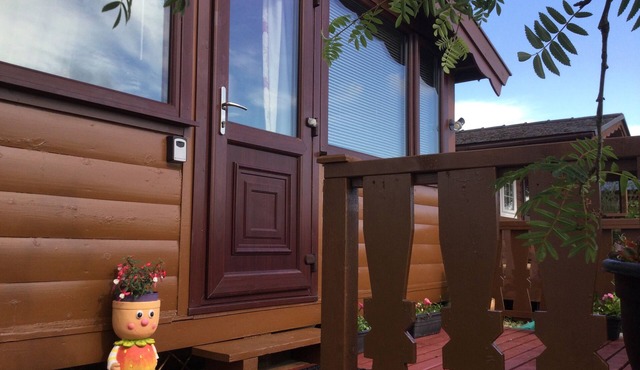 Log cabin - free parking, garden & pet friendly