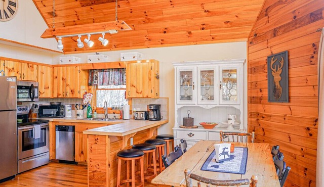 Log Cabin, Fireplace, Large Deck, Close to New River