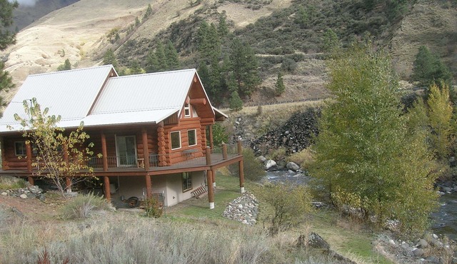 Log cabin for salmon, fishing, hiking, cross-country skiing, 50 minutes to ski