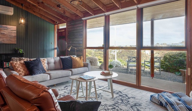 Log Cabin getaway, Fireplace, pet friendly