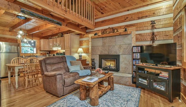 Log Cabin Getaway: Hot Tub, Fire Pit & Peace