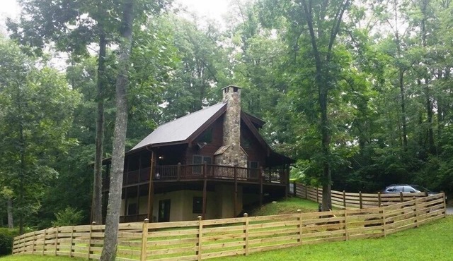 Log Cabin Getaway on Big Brasstown Creek
