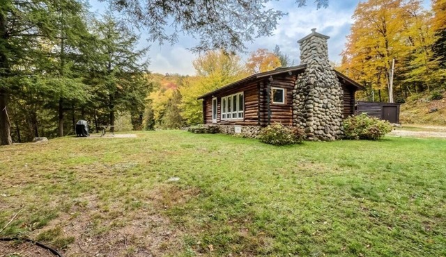 Log Cabin Getaway - rustic-chic - waterfront, dock, firepit & indoor fireplace!