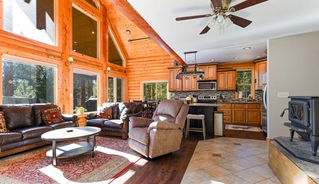 Log Cabin Getaway: WIFI, GameRoom, Firepit, pets OK!