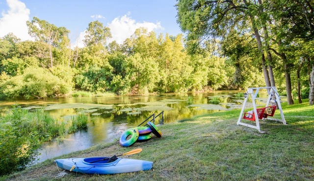 Log Cabin | Guadalupe River | Kayaks | Ping Pong