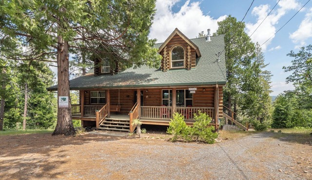 Log Cabin Hideaway- Cozy Mountain Getaway