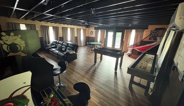 Log Cabin Hideaway - off Route 30 - Game Room - Sleeps 8
