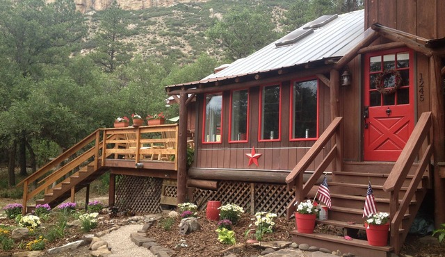 Log Cabin & Hut, WIFI, 13 acres; borders Nat Forest; 8 min. to town! Sleeps 9