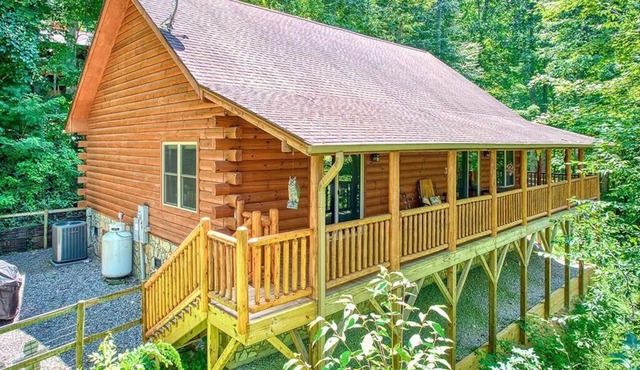 Log Cabin in a Gated Community! WIFI. Fire Pit w/wood provided! Pet-friendly