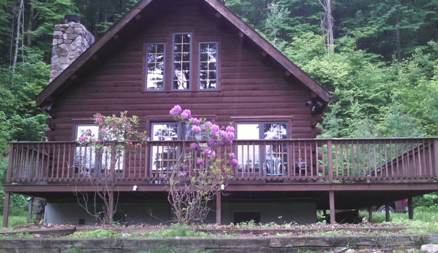 Log cabin in quiet setting only 15 miles from Penn State & 2 state parks