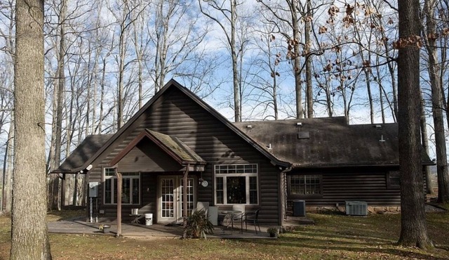 Log Cabin in Scenic Setting, 5 miles From Conley Bottom Marina, Lake Cumberland