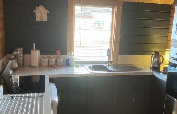 Log Cabin in the City with hot tub