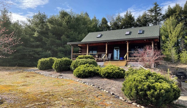 log cabin in the White Mtns. near skiing & attractions Sleeps 8-10