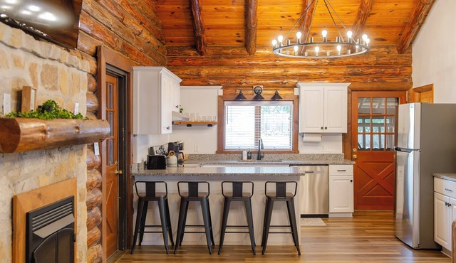 log cabin in the woods 2-bedroom cabin with pool table and WiFi in Honey Brook