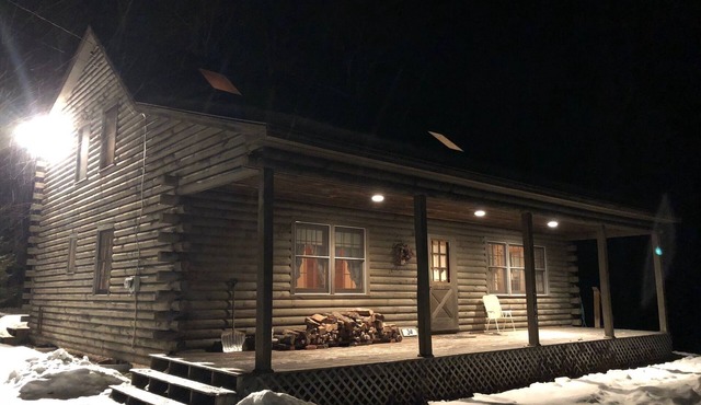 Log Cabin in the Woods in the heart of Ski Country