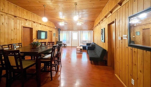Log Cabin in Winnipeg Beach walking distance to the beach