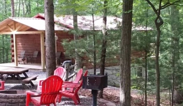Log Cabin in Wooded Area Near Raystown Lake Boat Access