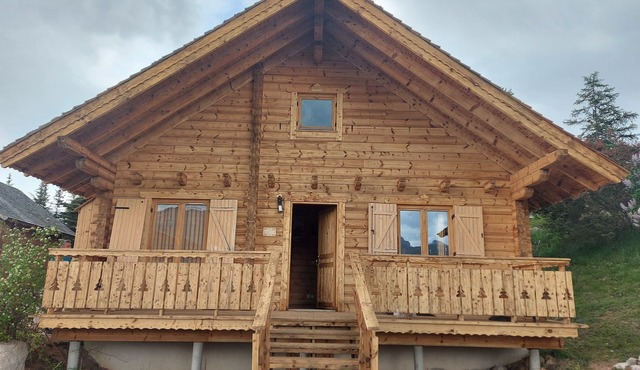 Log cabin La Joue du Loup - sleeps 11