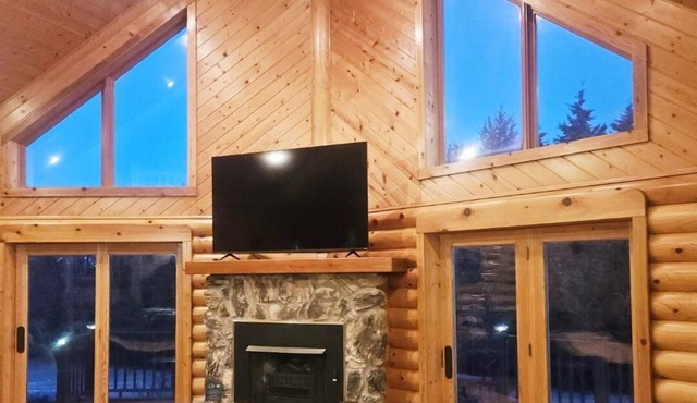 Log Cabin located minutes from Missouri River, airport, I-90 and downtown.